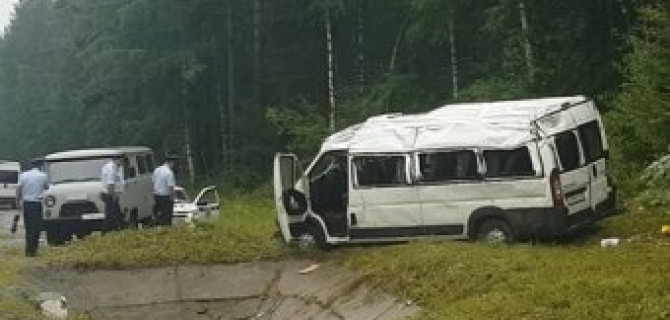 Под Иркутском перевернулась маршрутка: один человек погиб, семеро пострадали