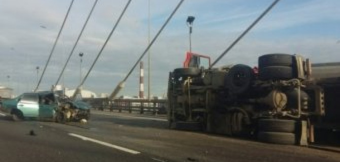 В Петербурге ВАЗ опрокинул самосвал