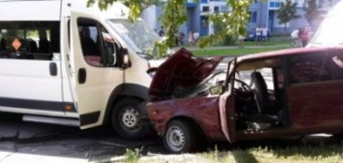 В ДТП с маршруткой в Москве пострадали два человека