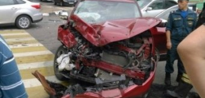 В центре Белгорода столкнулись иномарка и автобус