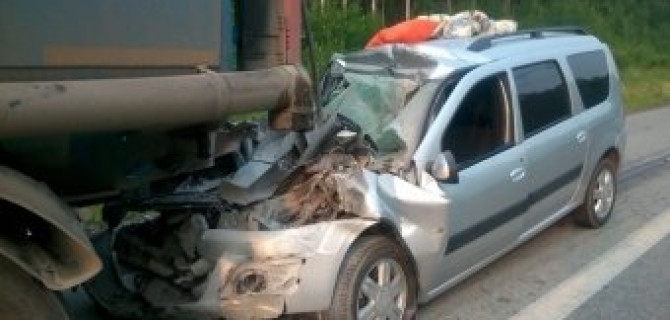 Под Екатеринбургом легковушка врезалась в бензовоз – погибла женщина