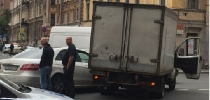 Газель левым поворотом срезает крыло у седана Mercedes Benz