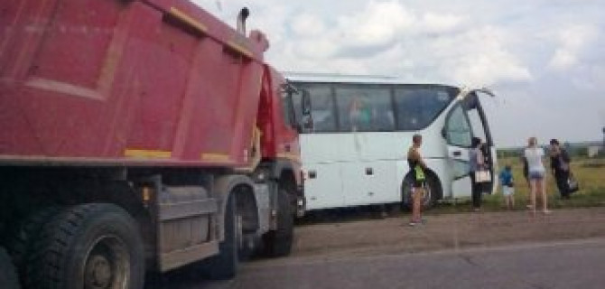 В Мелекесском районе столкнулись автобус и грузовик