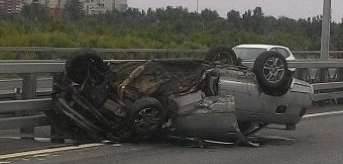 В аварии на КАД в Кронштадте перевернулся ВАЗ