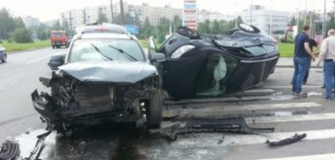 Автомобиль перевернулся в массовом ДТП возле Александровской больницы