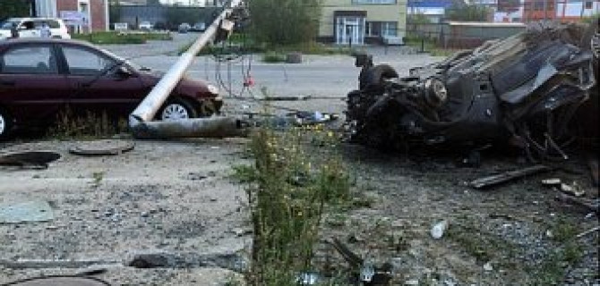 В Нефтеюганске Lexus врезался в столб: погиб пассажир