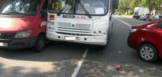 На Кондратьевском проспекте произошло тройное ДТП с маршруткой