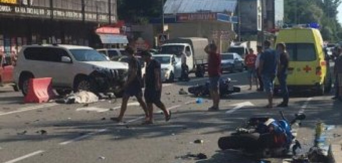 В Сочи два мотоциклиста попали в ДТП - один погиб