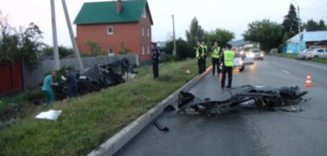 В Екатеринбурге иномарку разорвало о рекламный щит