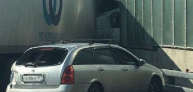 На МКАД фура врезалась в дорожное ограждение