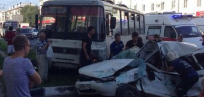 В Нижнем Новгороде маршрутка снесла остановку: есть пострадавшие