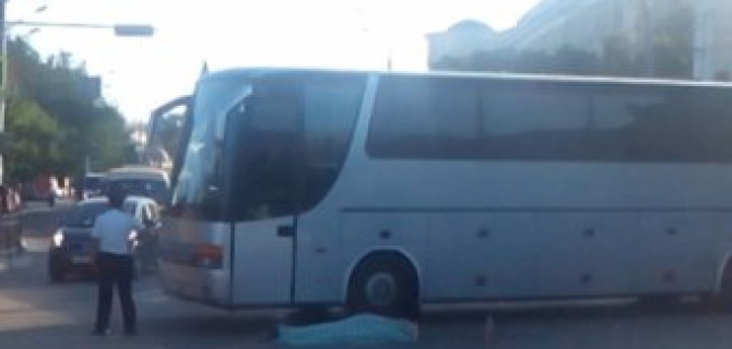 В Астрахани водитель автобуса потерял сознание, сбил двух человек и умер