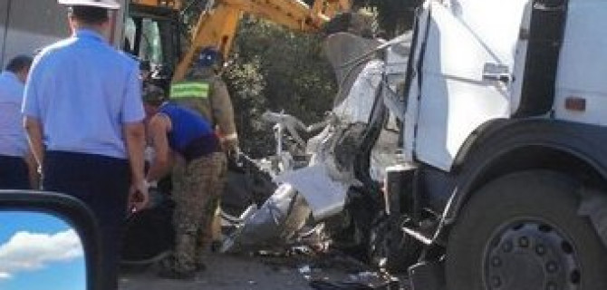 Под Новосибирском в ДТП с грузовиками погибли три человека