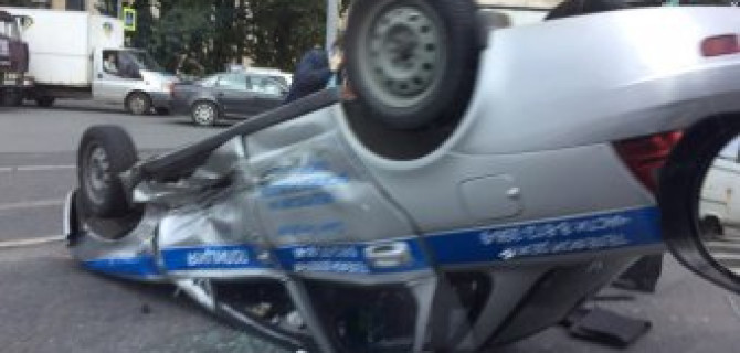В Петербурге после ДТП полицейская машина перевернулась на крышу