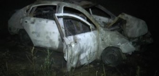 В Казани иномарка врезалась в бетонную опору и сгорела