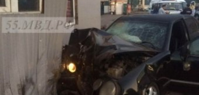 В Омске Mercedes протаранил торговый павильон – погиб человек