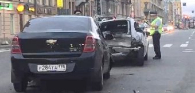 "Шевроле Круз" расплющил "Шевроле Лачетти" в ДТП на Малом проспекте В.О.