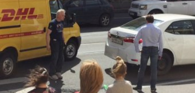 Hyundai врезался в Toyota Corolla на улице Марата у магазина Музторг