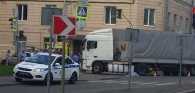 В Петербурге фура раздавила женщину на переходе