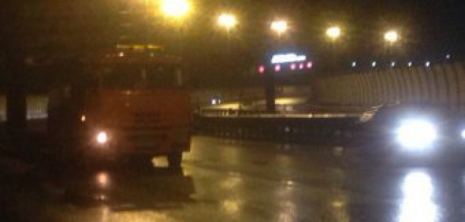 НА КАД в Петербурге водителя после ДТП сбил КАМАЗ