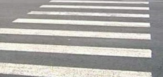 В Москве Infiniti сбил бабушку с внучкой на переходе