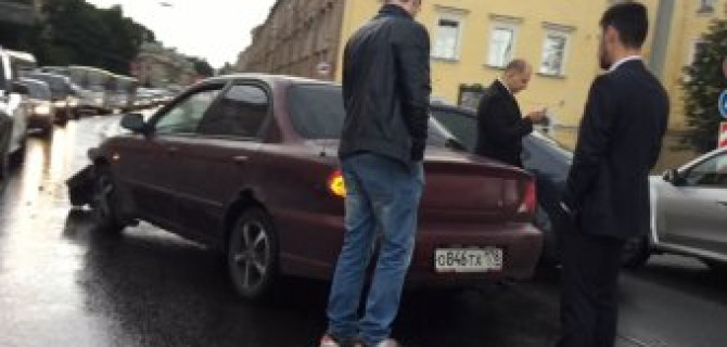 Левый поворот "неглядя" - авария на Литейном мосту при попытке повернуть на набережную 