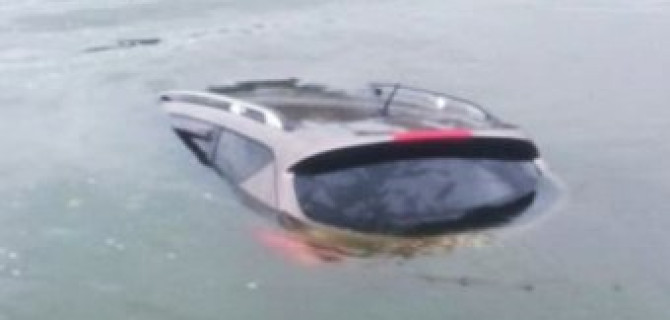 На западе Москвы автомобиль упал в реку