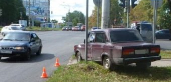 В Вологде ВАЗ врезался в дерево: водитель погиб