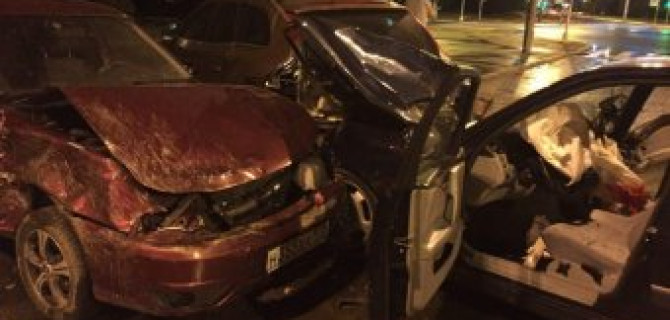 В Петербурге Mercedes протаранил припаркованные автомобили: пострадали два человека