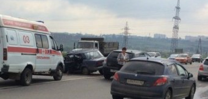 В массовом ДТП на Северном шоссе в Красноярске погиб человек