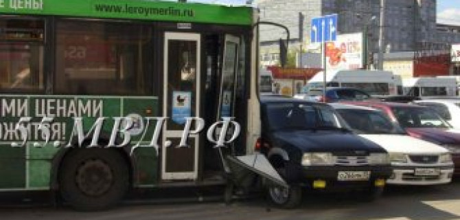 В Омске автобус протаранил 12 автомобилей