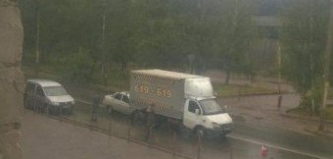 В Смоленске легковушка влетела под грузовик