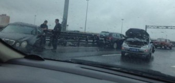 На КАД в Петербурге Mercedes протаранил машину ДПС