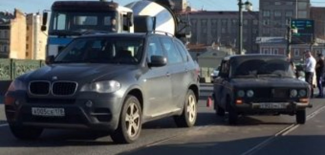 "Жигули" врезались в кроссовер BMW X-Series на Литейном мосту