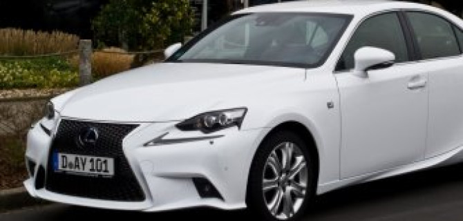 Седан Lexus IS покидает Россию