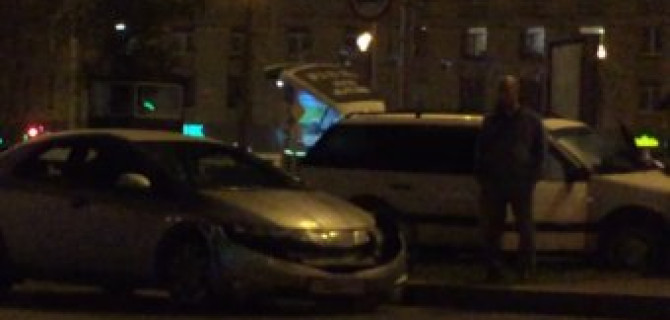 Honda Civic "срубил" Фольксвагена на Светлановской площади. 