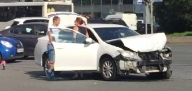 У Toyota оторвался передний бампер и остался под задним бампером Suzuki Vitara