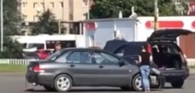 Mitsubishi с наклейками неопытного водителя врезался в Toyota Rav4 на Выборгском шоссе