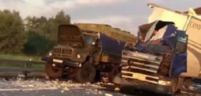 В аварии с грузовиками на МКАД пострадал человек