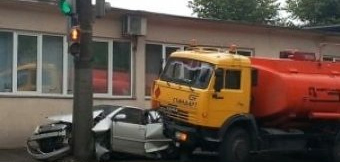 В Красноярске бензовоз вмял «Тойоту» в столб