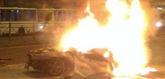 В Петербурге на Стачек взорвался автомобиль