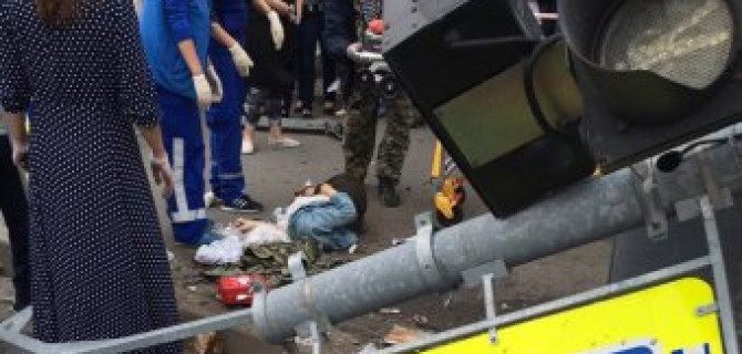 В Петербурге на Луначарского иномарка снесла светофор и сбила пенсионерку