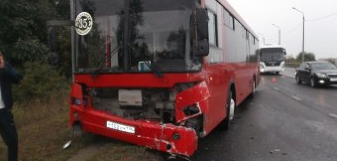 В Казани столкнулась легковушка и автобус