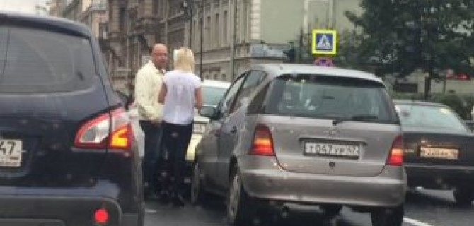 Блондинка на "Мерседесе" врезалась в "Cитроен" на Литейном проспекте 