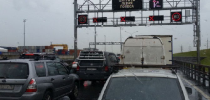 В Кронштадте в тоннеле перевернулся автомобиль такси