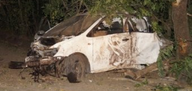 Под Ростовом машина врезалась в дерево: погибла 12-летняя девочка