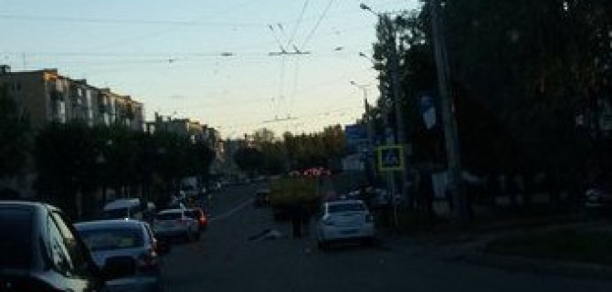 В Смоленске фура насмерть сбила женщину