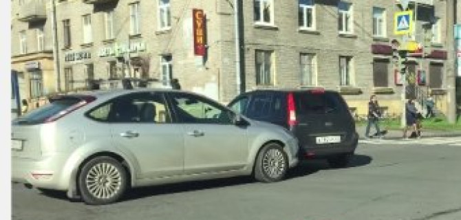 Два "Форда" столкнулись перпендикулярно на пересечении Торжковской и Новосибирской улиц