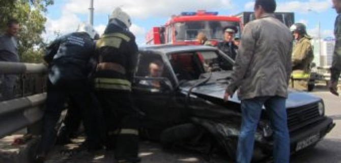 В Воронеже пассажиру автомобиля оторвало руку об отбойник, а водитель скрылся