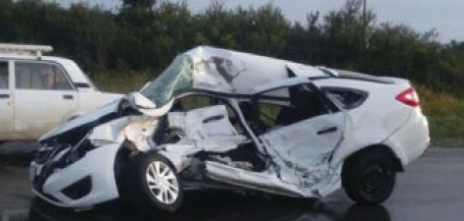 На свердловской трассе в ДТП с грузовиком погибли два человека